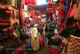 Image du Maroc Professionnelle de  En poursuivant la rue du Souk Semmarine jusqu’au Souk Ejald (Cuire), sur cette pittoresque allée marchande où l’on retrouve principalement des bazars, marchands de tapis et kilims. Dans ces lieus on éprouve de l’admiration pour ces produits d’artisanats du Maroc, le 15 Novembre 2005.  (Photo / Abdeljalil Bounhar) 